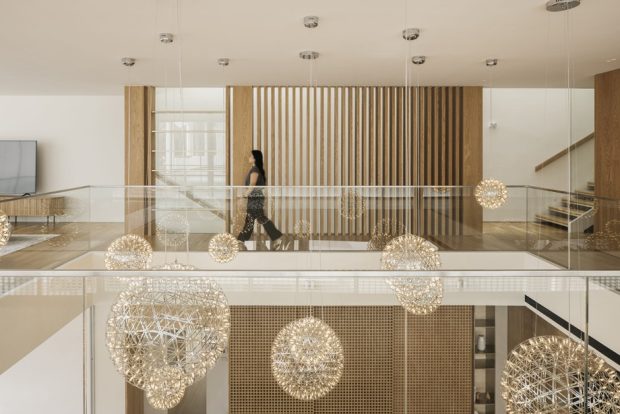 บ้านโถงสูงหรูหราด้วย Chandelier