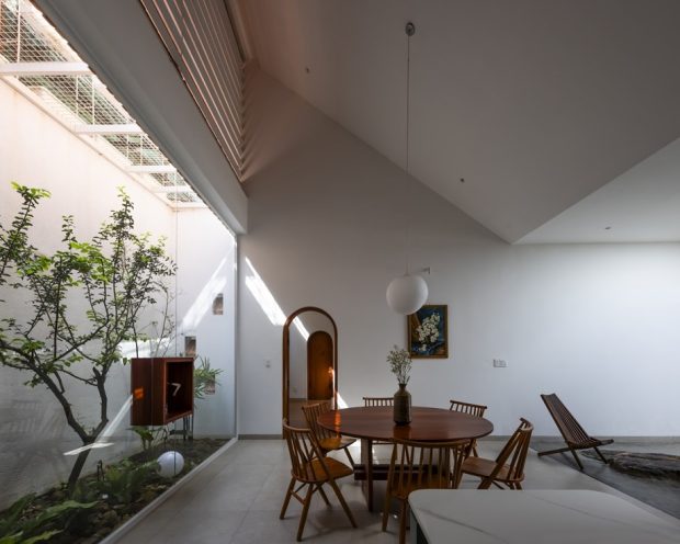 บ้านแบบเปิดจัดสวนอยู่ภายใน