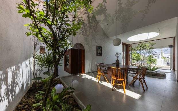 บ้านโมเดิร์นทรอปิคอลโล่งๆ มีสวนภายใน
