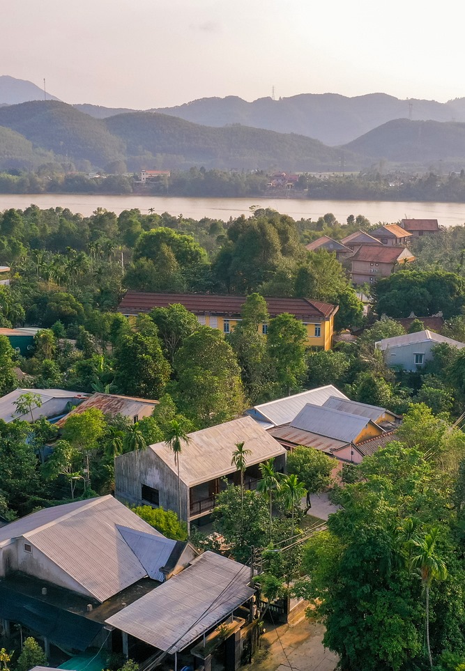 บ้านปูนเปลือยหลังคาจั่วแบบโรงนา
