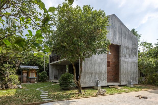 บ้านปูนเปลือยหลังคาจั่วแบบโรงนา