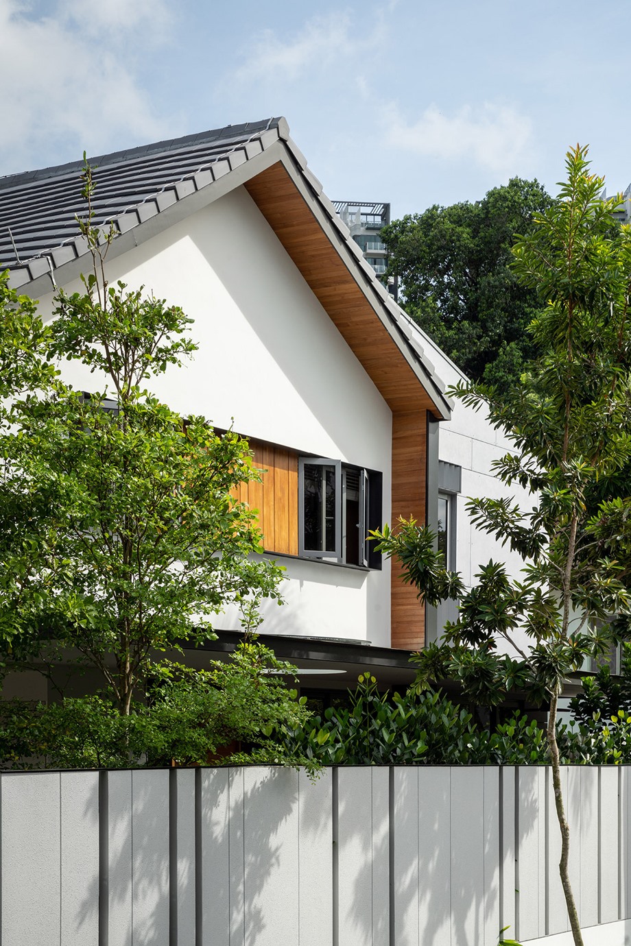 ปรับปรุงบ้านหลังคาจั่วเปลี่ยนรั้วให้โมเดิร์น