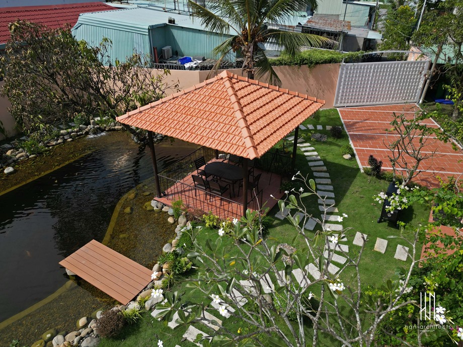 ศาลาและบ่อปลาใหญ่ๆ ในบ้าน