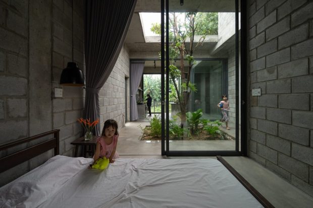บ้านผนังกระจกเชื่อมต่อลานกลางบ้าน
