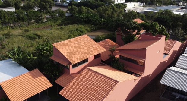 บ้านหลังคาเพิงหมาแหงนผสมหลังคาจั่ว