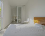ห้องนอนผนังกระจกเปิดรับแสงและวิวสวน