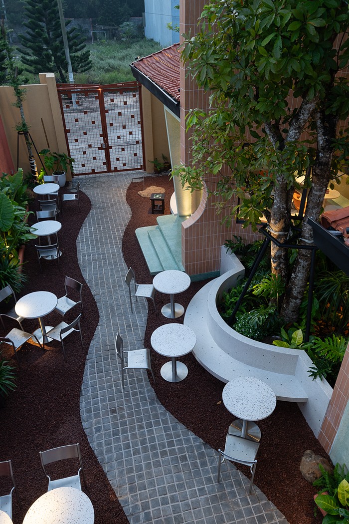 ทางเดินคาเฟ่ปูหินสี่เหลี่ยม